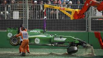 Pembalap Fomula Satu Kamui Kobayashi asal Jepang bertabrakan dengan pembalap Felipe Massa asal Brazil di Australian F1 Grand Prix di Sirkuit  Albert Park, Melbourne, Minggu (16/3). [Reuters/Jason Reed]