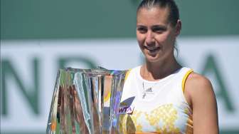 Cedera Lutut Radwanska "Bantu" Flavia Pennetta Juara