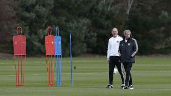  Jose Mourinho (kanan) saat sesi latihan di Cobham, Inggris, Senin (17/3). [Reuters/Suzanne Plunkett]