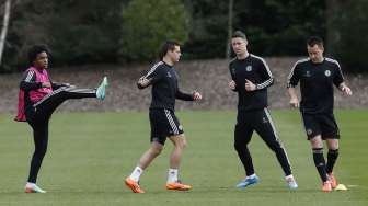 Willian (kiri), Cesar Azpilicueta (2kiri), Gary Cahill (2kanan) dan John Terry  saat sesi latihan di Cobham, Inggris, Senin (17/3). [Reuters/Suzanne Plunkett]