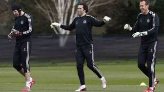 Penjaga gawang Chelsea  Petr Cech (kiri), Jamal Blackman dan  Mark Schwarzer (kanan) saat sesi latihan di Cobham, Inggris, Senin (17/3). [Reuters/Suzanne Plunkett]