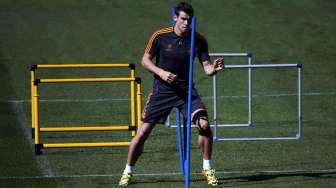 Gareth Bale saat sesi latihan di Valdebas, Madrid, Senin (17/3). [Reuters/Susana Vera]