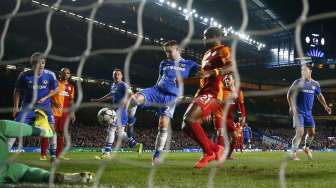 Gary Cahill mencetak gol ke dua bagi Chelsea pada leg ke dua babak 16 besar Liga Champions kontra Galatasaray di Stamford Bridge, London [19/3]. [Reuters/Eddie Keogh]