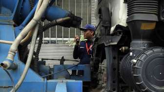 Barang bukti 8 truk molen yang disita KPK dari perusahaan milik Wawan, PT Jaya Beton Pragama, di gedung KPK, Jakarta, Rabu (19/3). [suara.com/Bernard Chaniago] 