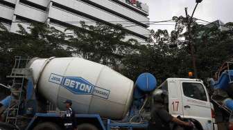 Barang bukti 8 truk molen yang disita KPK dari perusahaan milik Wawan, PT Jaya Beton Pragama, di gedung KPK, Jakarta, Rabu (19/3). [suara.com/Bernard Chaniago] 