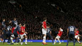Gol ke tiga Robin van Persie bagi Manchester United pada laga leg ke dua babak 16 besar Liga Champions kontra Olympiakos di Old Trafford [19/3]. [Reuters/Phil Noble]