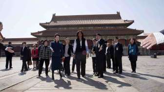 Michelle Obama (tengah) didampingi istri Presiden Cina Peng Liyuan (3kiri) berkunjung ke Kota Terlarang di Beijing, Jumat (21/30). [Reuters/Andy wong]