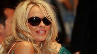 Posting Foto Bugil Pamela Anderson, Laman Majalah Prancis Crash