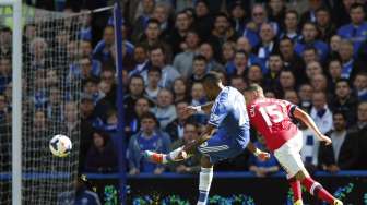 Striker Chelsea Samuel Eto'o saat mencetak gol pertama The Blues [Reuters/Suzanne Plunkett]