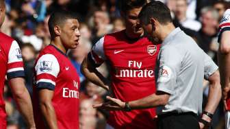 Wasit Andre Marriner berbicara dengan Chamberlain saat memprotes pengusiran Gibbs[Reuters/Eddie Keogh]