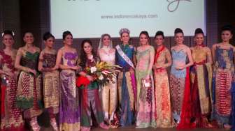 Lenggak-Lenggok Puteri Indonesia dalam Balutan Songket Palembang 