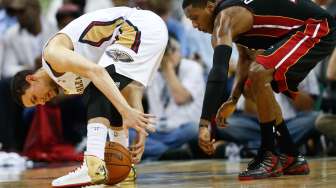 Pebasket Miami Heat Mario Chalmer (kanan) menunggu terlepasnya bola dari pebasket New Orleans Pelicans dalam pertandingan di Smoothie King Center, Sabtu 22/3. [Reuters/Derick E]