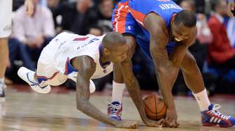 Pebasket LA Clippers Jamal Crawford (kiri) berusaha merebut bola dari pebasket Pistons Rodney Stauckey dalam pertandingan di Staples Center, Sabtu (22/3). [Reuters/Jayne Kamin]
