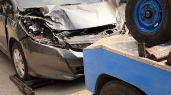 Grand Livina Tabrak Truk, Satu Orang Tewas