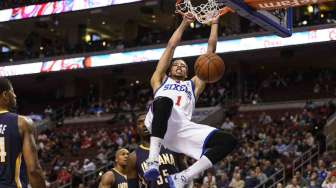 Pebasket Philadelphia 76ers Michael Carter-Williams usai melakukan dunks dalam pertandingan di Wells Fargo Center, beberapa waktu lalu. [Reuters/Howard Smith]