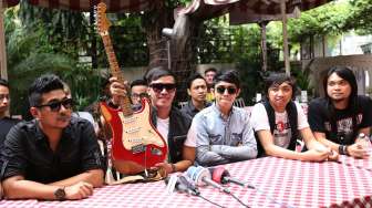 Bantu Korban Bencana Kelud, Band Repvblik Lelang Gitar