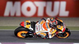 Pembalap Honda MotoGP Marc Marquez di MotoGP Qatar Grand Prix, di sirkuit Losail International, di Doha, Qatar (23/3). [Reuters/Stringer]