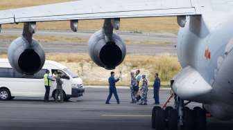 Pesawat Angkatan Udara Cina, Ilyushin IL-76 yang digunakan dalam pencarian MH370 sedang di landasan Bandara Internasional Perth (25/3). Pencarian ditunda sementara karena cuaca buruk di lokasi pencarian MH370 di Samudera Hindia. (Reuters/ Jason Reed)