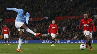 Pemain Manchester City Yaya Toure melepaskan tendangan berujung gol ke gawang Manchester United dalam laga lanjutan Liga Premier Inggris di Old Trafford, [26/3]. [Reuters/Phil Noble]