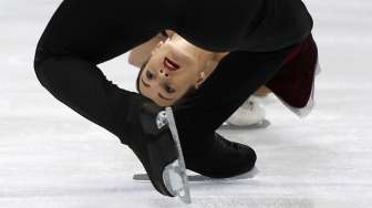 Skating asal Rusia Ksenia Stolbova dan Fedor Klimov tampil dalam kompetisi kejuaraan skating dunia di Saitama, Tokyo, Rabu (26/3). [Reuters/Yuya Shino ]