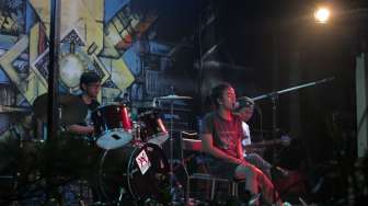 Mendengar Musik Reggae di Wapress