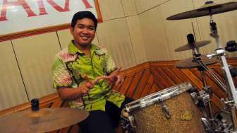 Tommy, drummer grup band Wali di Kantor Nagaswara Jakarta, Kamis (27/3). [suara.com/Adrian Mahakam]