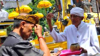 Persiapan Hari Raya Nyepi di Pura Aditya Jaya Rawamangun, Jakarta, Jumat (28/3). Hari ini umat Hindu di Jakarta membuat Ulam Banten untuk dipergunakan Melasti keesokan harinya. [suara.com/ Adrian Mahakam]