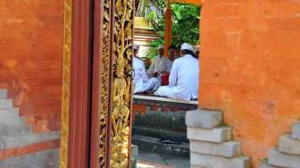 Persiapan Hari Raya Nyepi di Pura Aditya Jaya Rawamangun, Jakarta, Jumat (28/3). Hari ini umat Hindu di Jakarta membuat Ulam Banten untuk dipergunakan Melasti keesokan harinya. [suara.com/ Adrian Mahakam]