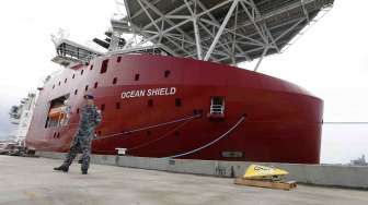 Kapal Australia Ocean Shield di pangkalan HMAS Stirling, sebelum berangkat ke lokasi pencarian pesawat Malaysia Airlines MH370, di pangkalan AL HMAS Stirling, Perth, Australia, Minggu (30/3). [Reuters/Jason Reed]  