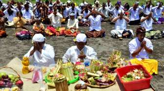 Sejumlah Umat Hindu melaksanakan upacara Melasti di pinggir pantai utara Kelurahan Panggung, Tegal, Jateng, Minggu (30/3). [Antara/Oky Lukmansyah]