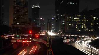 Suasana Earth Hour di Bundaran Hotel Indonesia Jakarta, Sabtu (29/3). Pelaksanan Earth Hour yang telah memasuki tahun ke-8 ini dilaksanakan mulai pukul 20.30 hingga pukul 21.30 waktu setempat. [suara.com/Adrian Mahakam]