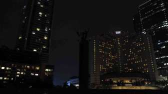 Suasana Earth Hour di Bundaran Hotel Indonesia Jakarta, Sabtu (29/3). Pelaksanan Earth Hour yang telah memasuki tahun ke-8 ini dilaksanakan mulai pukul 20.30 hingga pukul 21.30 waktu setempat. [suara.com/Adrian Mahakam]