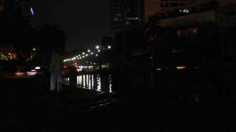 Suasana Earth Hour di Bundaran Hotel Indonesia Jakarta, Sabtu (29/3). Pelaksanan Earth Hour yang telah memasuki tahun ke-8 ini dilaksanakan mulai pukul 20.30 hingga pukul 21.30 waktu setempat. [suara.com/Adrian Mahakam]