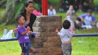 Kebun Binatang Ragunan, Jakarta Selatan, dipadati pengunjung mengisi libur panjang, Senin (31/3). [suara.com/Adrian Mahakam]