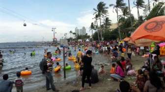 Kawasan Pantai Ancol Ramai Pengunjung