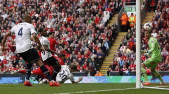 Jordan Henderson menjebol gawang Tottenham Hotspur dalam pertandingan Liga Inggris di Anfield, Liverpool, Inggris, Minggu (30/3). [Reuters/Phil Noble] 