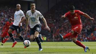 Luis Suarez menendang bola ke arah gawang Tottenham Hotspur dalam pertandingan Liga Inggris di Anfield, Liverpool, Inggris, Minggu (30/3). [Reuters/Phil Noble] 