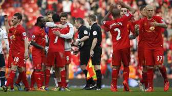 Para pemain Liverpool rayakan kemenangan usai pertandingan Liga Inggris di Anfield, Liverpool, Inggris, Minggu (30/3). [Reuters/Phil Noble] 