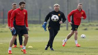 Manajer David Moyes(tengah) bercengkrama di sesi latihan di carrington, Manchester[Reuters/Stefan Wermuth]