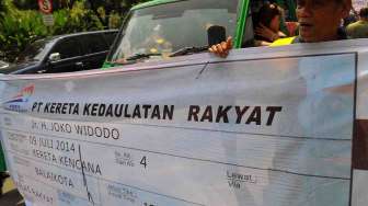 Jokowi Dapat Kado Tiket Kereta Jurusan Balai Kota - Istana 