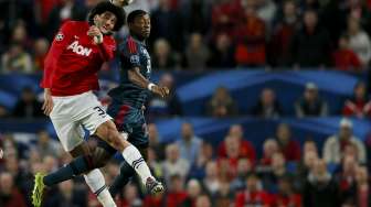 Pemain Manchester United Marouane Fellaini berebut bola di udara dengan David Alba, pemain Bayern Muenchen dalam laga leg pertama babak 8 besar Liga Champions di Old Trafford, Manchester, [1/4]. [Reuters/Stefan Wermuth]