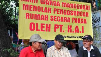 Warga menolak pengosongan rumah  oleh PT. KAI di Jalan Manggarai Utara IV no. D5, Jakarta Rabu (2/4). [suara.com/ Adrian Mahakam]