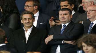 Mantan Presiden Perancis Nicolas Sarkozy(kiri) menonton pertandingan bersama CEO Chelsea Ron Gourlay[Reuters/Benoit Tessier]