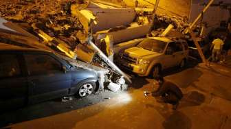 Juru kamera mengambil gambar setelah gempa dan tsunami mengguncang Iquique, Chile, Rabu (2/4). [Reuters/Ivan Alvarado]