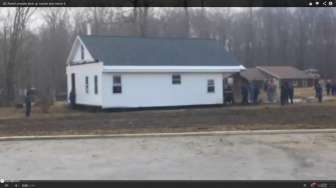 Video: Tanpa Mesin, Orang-orang ini Angkat Sebuah Rumah