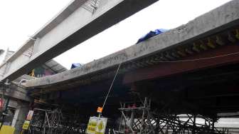 Kerangka jembatan penghubung Blok G dan Blok F pasar tanah abang Jakarta, miring dan bergeser 90 derajat, Kamis (3/4). [suara.com/Adrian Mahakam]