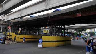 Kerangka jembatan penghubung Blok G dan Blok F pasar tanah abang Jakarta, miring dan bergeser 90 derajat, Kamis (3/4). [suara.com/Adrian Mahakam]