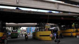 Kerangka jembatan penghubung Blok G dan Blok F pasar tanah abang Jakarta, miring dan bergeser 90 derajat, Kamis (3/4). [suara.com/Adrian Mahakam]