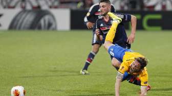 Pemain Juventus Claudio Marchisio dijatuhkan Jordan Ferri[Reuters/Emmanuel Foudrot]