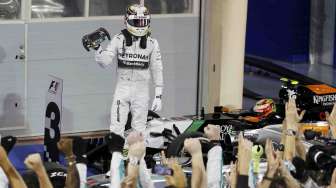 Pebalap Mercedes Lewis Hamilton berhasil finish di posisi satu di GP Bahrain, Minggu, (6/4). [Reuters/Hamad I Mohammed]